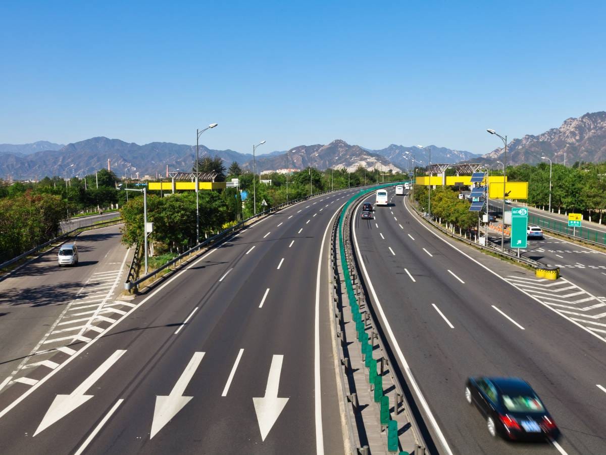 z jaką prędkością można jechać drogą ekspresową w Polsce i uniknij mandatu