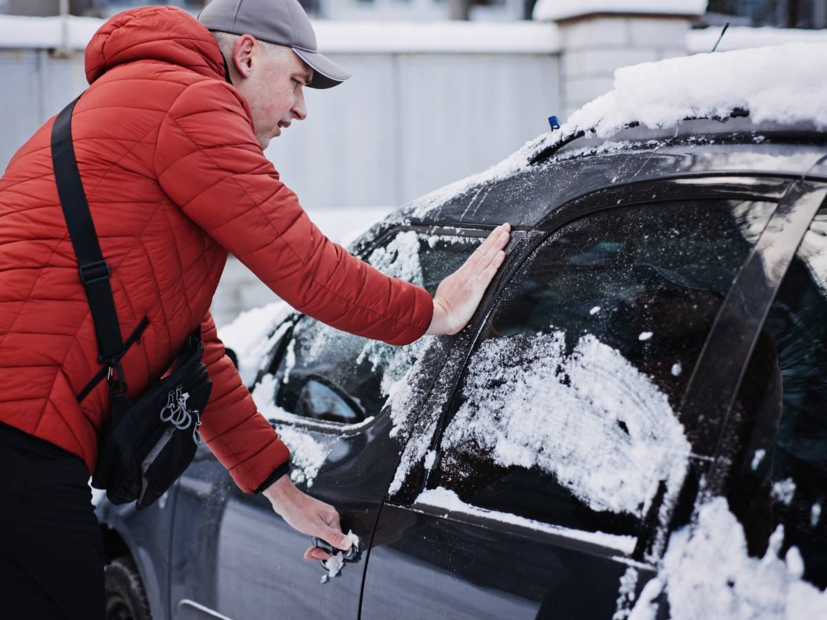 jak otworzyć zamarznięte drzwi w samochodzie