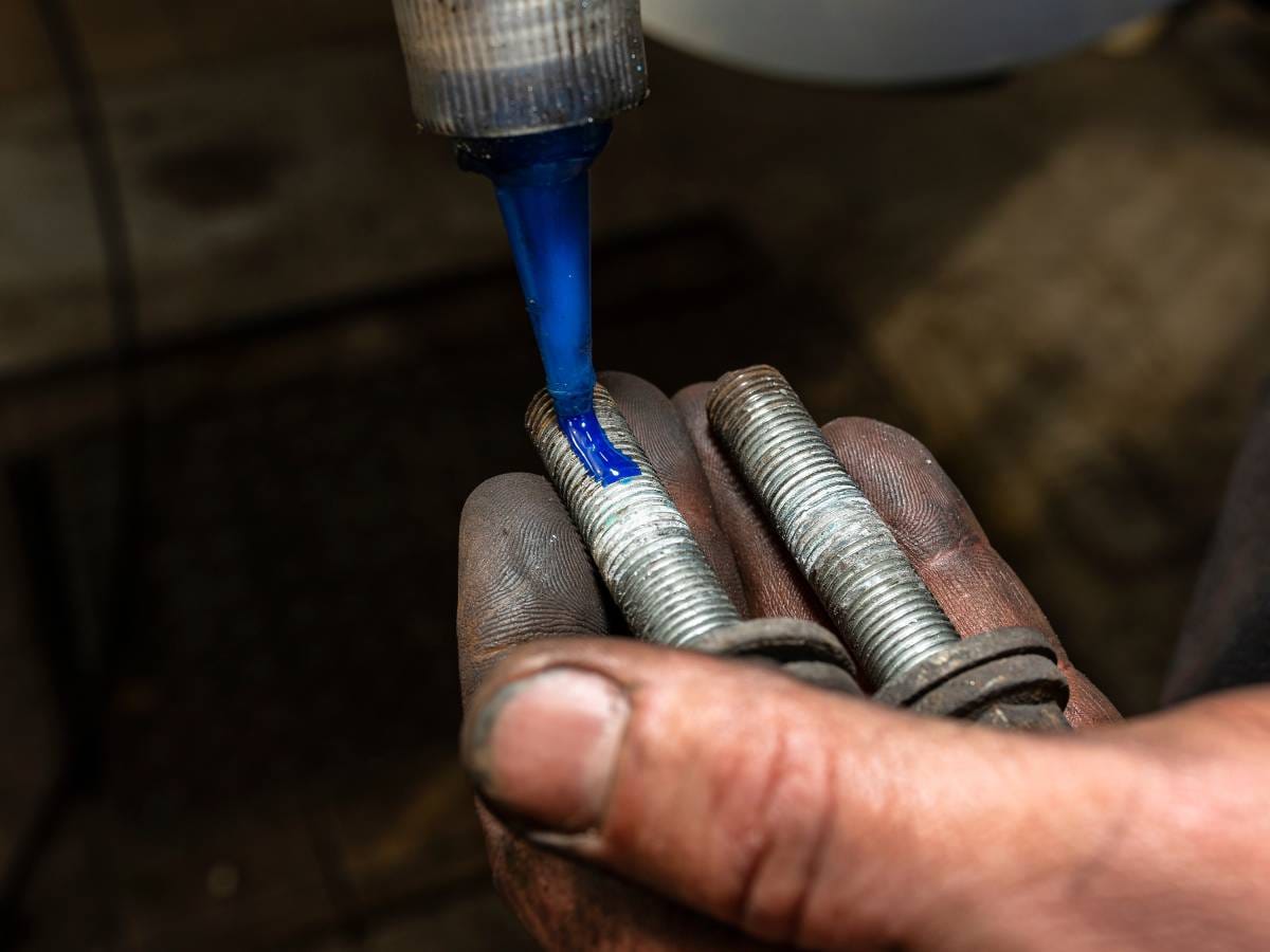 5 sytuacji, w których klej do gwintów jest niezastąpiony