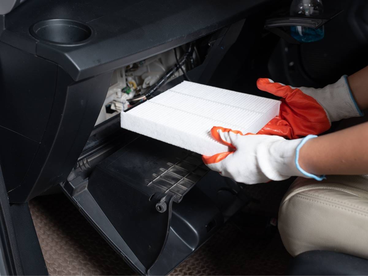 Sprawdzone, domowe metody odgrzybiania klimatyzacji w samochodzie