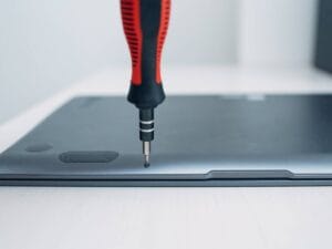 Podpowiadamy, jak odkręcić zardzewiałą śrubę