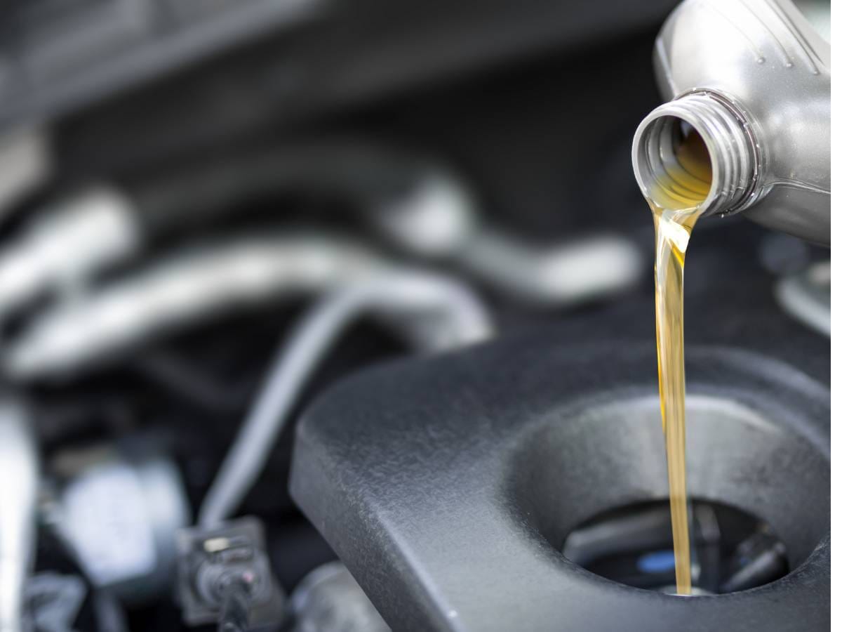 czy można wlać olej samochodowy do kosiarki