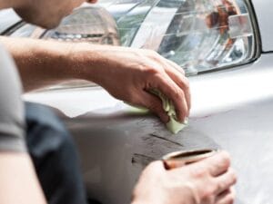 Ilustracja do frazy: jak domowym sposobem usunąć rysy z plastiku?