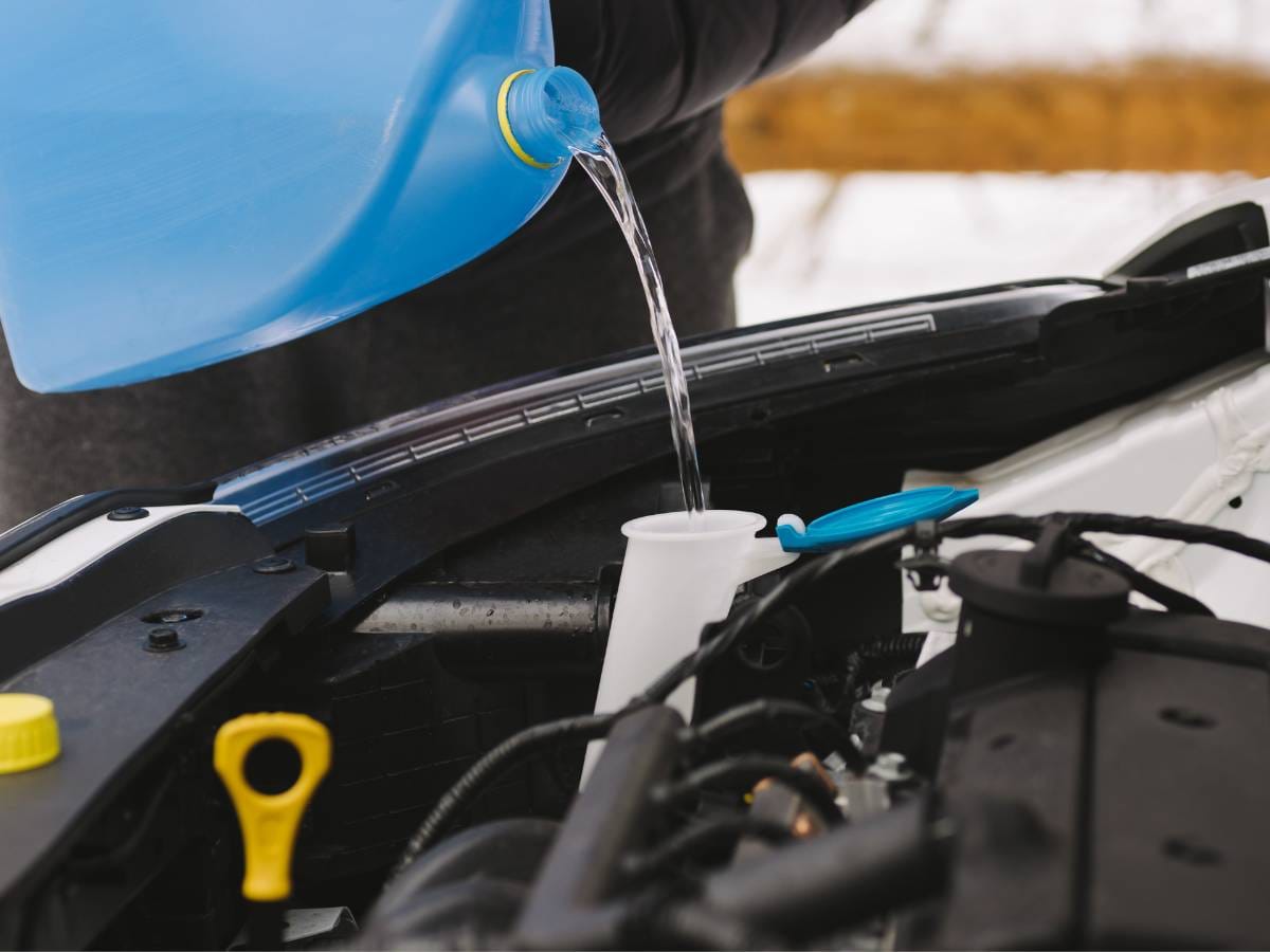 Podpowiadamy, jak domowym sposobem zrobić zimowy płyn do spryskiwaczy