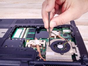 jak domowymi sposobami odkręcić zapieczoną śrubę