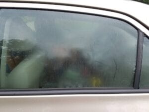 dlaczego parują szyby w samochodzie