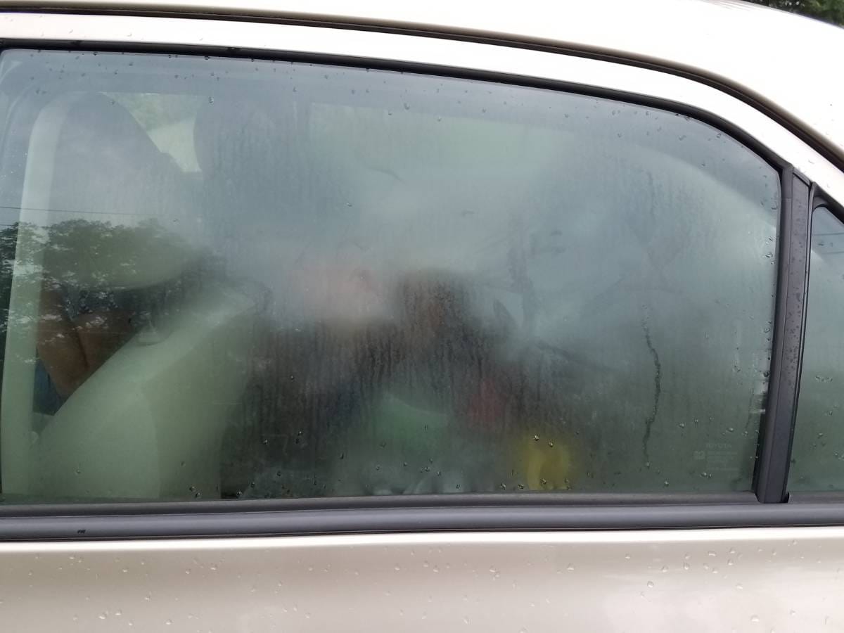 dlaczego parują szyby w samochodzie