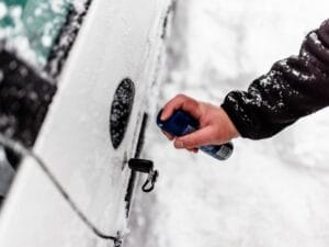 jak odmrozić zamek w samochodzie